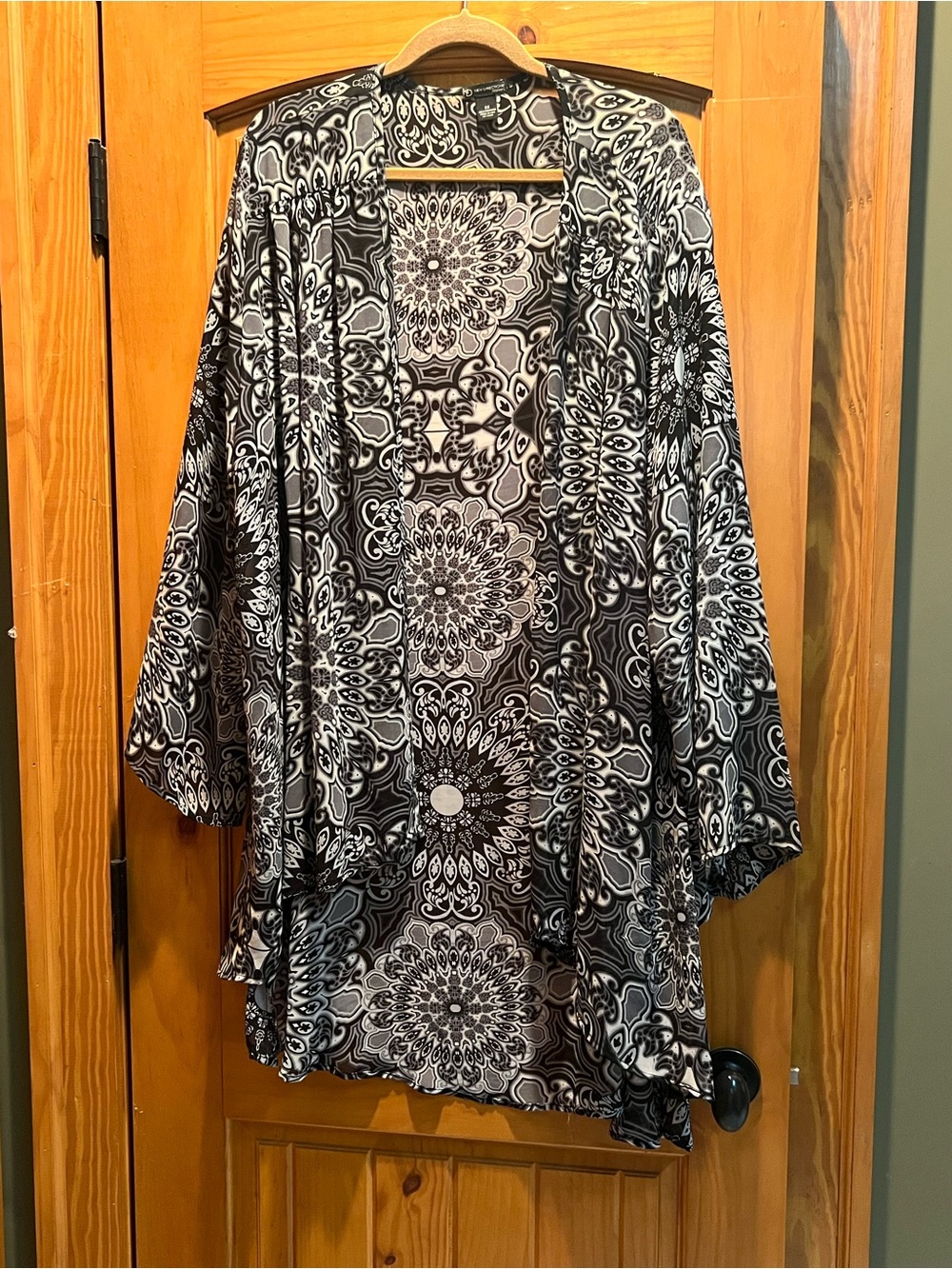 new directions Black and White Medallion Drape Kimono